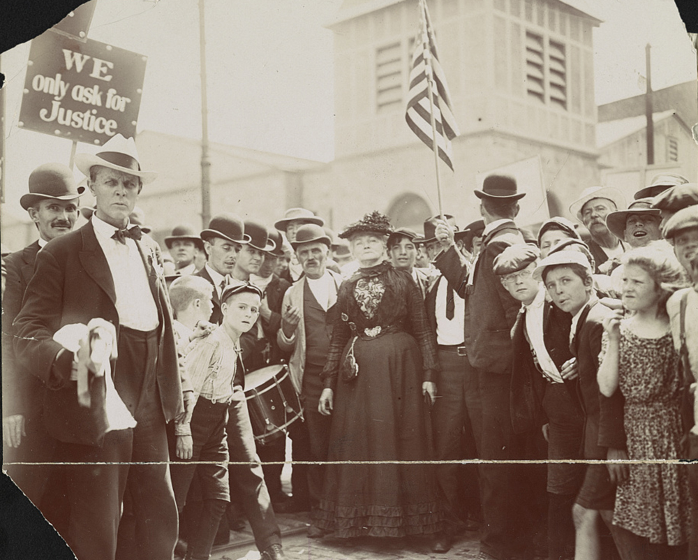 Mother Jones and her army of striking textile workers, 1903. Photograph by Peirce & Jones. Library of Congress, New York World-Telegram and the Sun Newspaper Photograph Collection.