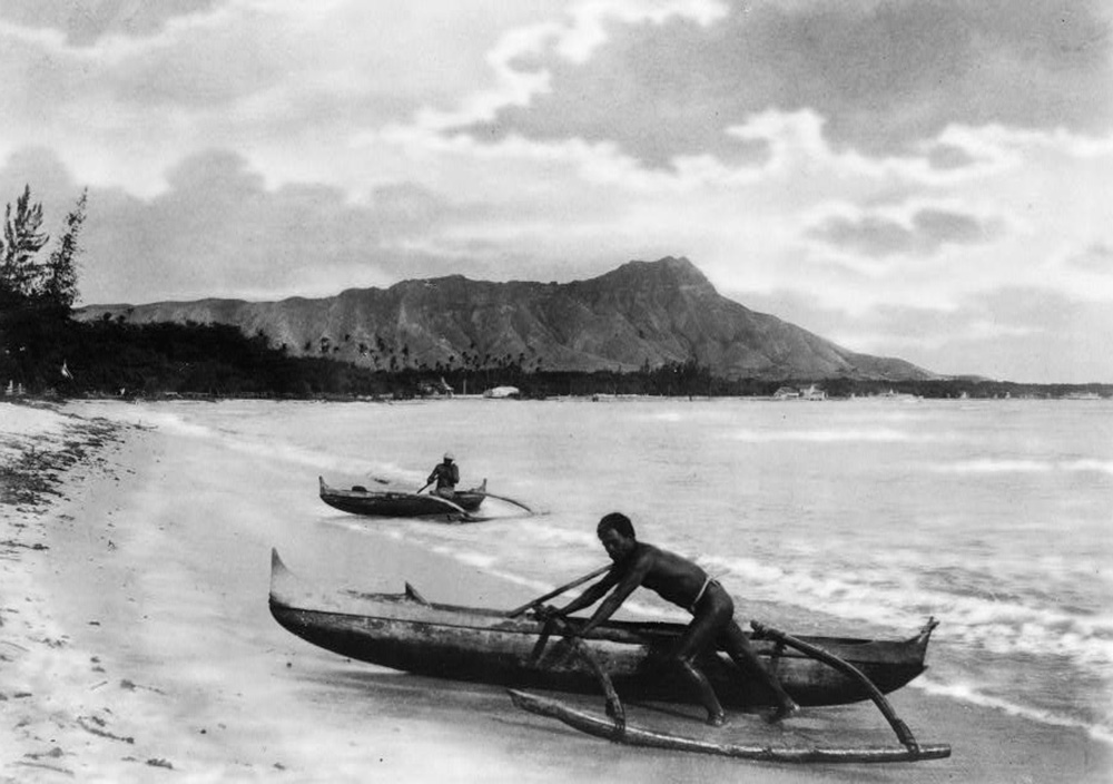 Two natives with outrigger canoes at shoreline, Honolulu, Hawaii, c. 1922. Library of Congress, Prints and Photographs Division.