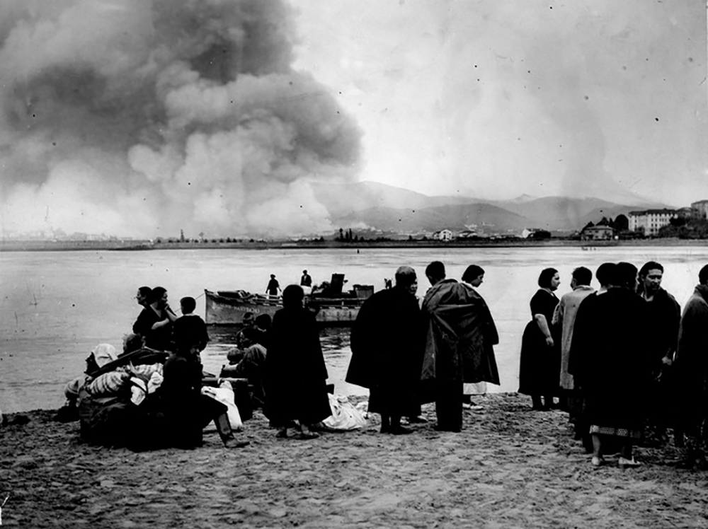 Thousands of refugees from Irun, Spain, flee to France, 1936. Photograph by Keystone View Company. UC San Diego, Special Collections and Archives.