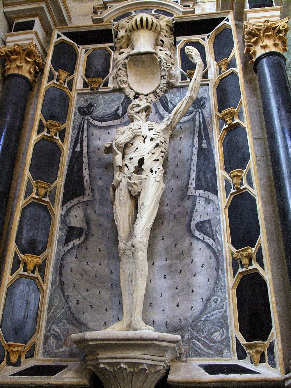 The cadaver tomb of René de Chalon, 2005. Photograph by MOSSOT. Wikimedia Commons.