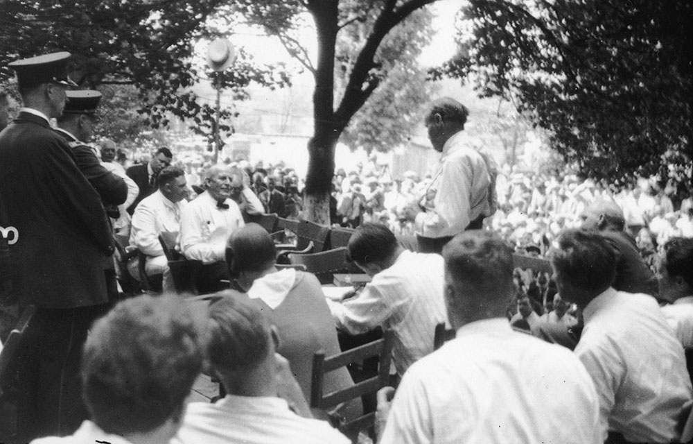 William Jennings Bryan being interrogated by Clarence Darrow during the Scopes trial, 1925. Wikimedia Commons. William Jennings Bryan being interrogated by Clarence Darrow during the Scopes trial, 1925. Wikimedia Commons.