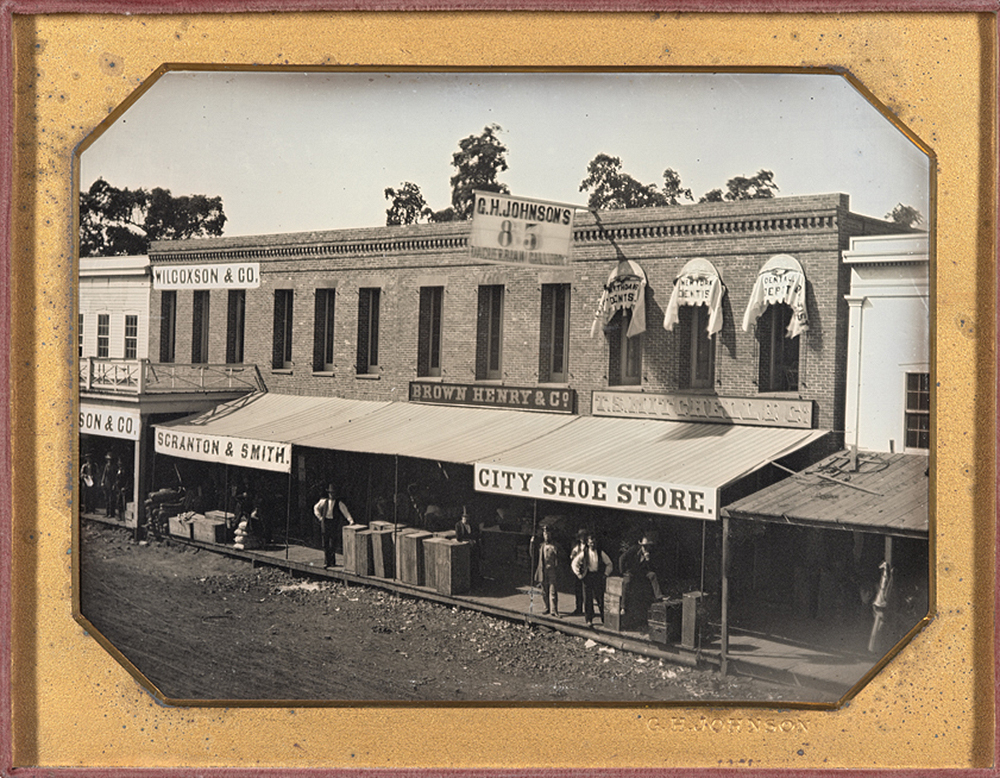 George Johnson’s Daguerreian Gallery, Sacramento, California, half-plate daguerreotype, by George H. Johnson, c. 1850–55. The Nelson-Atkins Museum of Art.