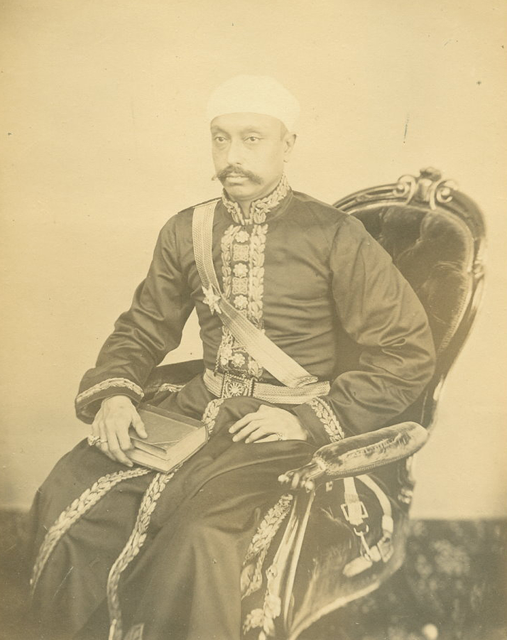 Photograph of Sir Salar Jung. Wikimedia Commons.