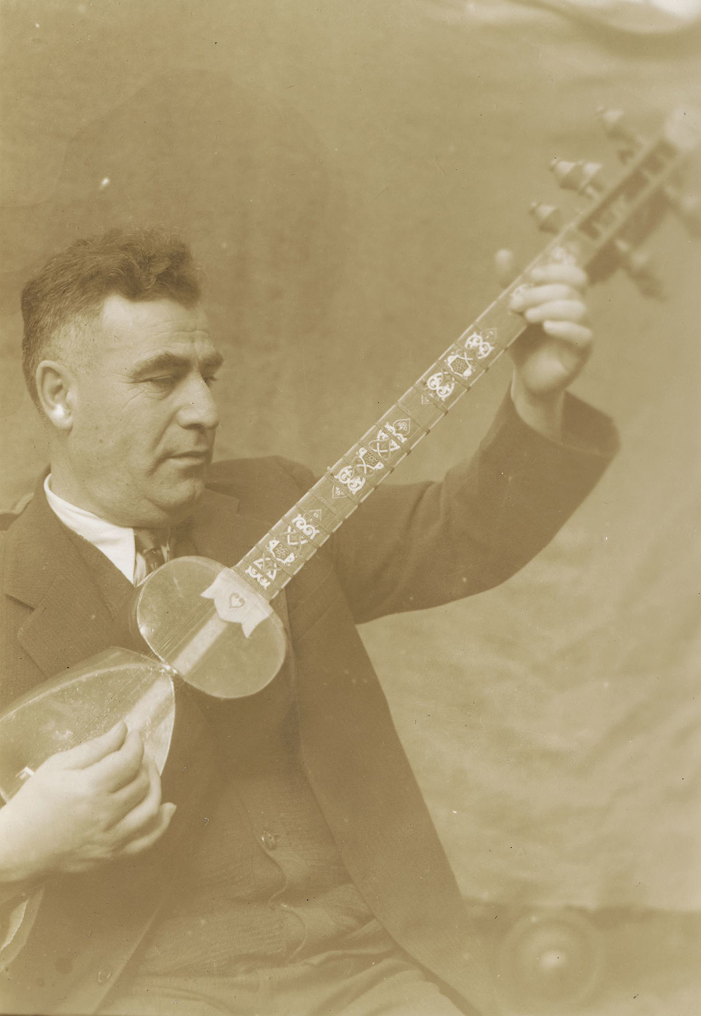 Joe Daniels playing the tar, c. 1939. Photograph by Sidney Robertson Cowell.