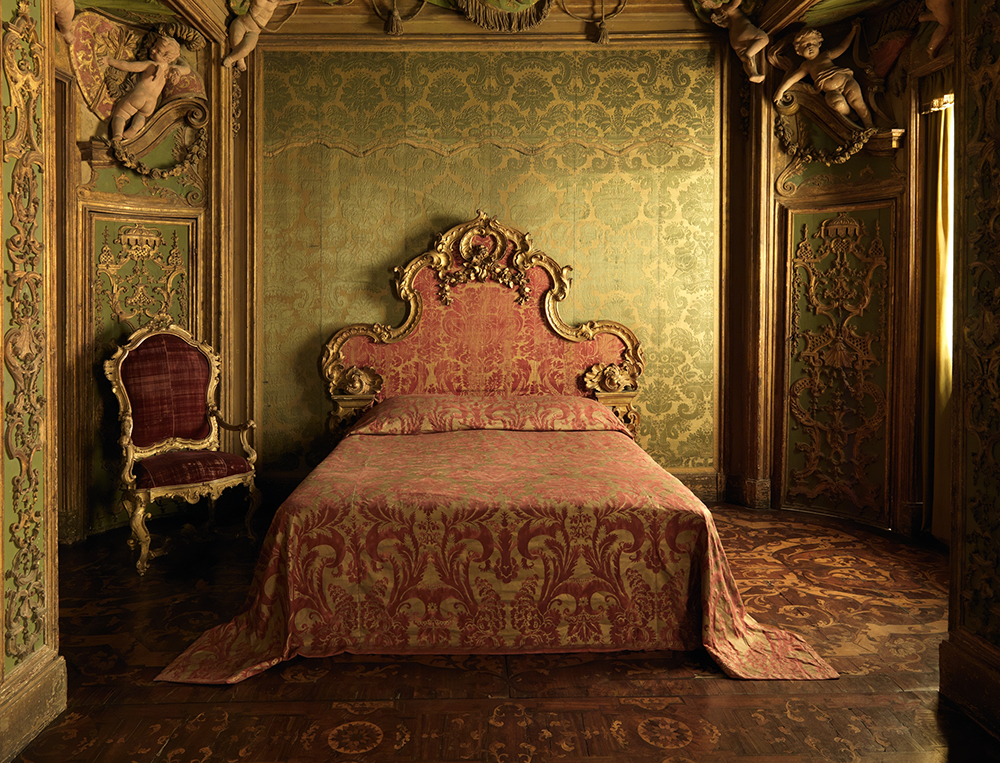 Eighteenth-century bedroom from the Palazzo Sagredo, Venice. The Metropolitan Museum of Art, Rogers Fund, 1906 (CC0).