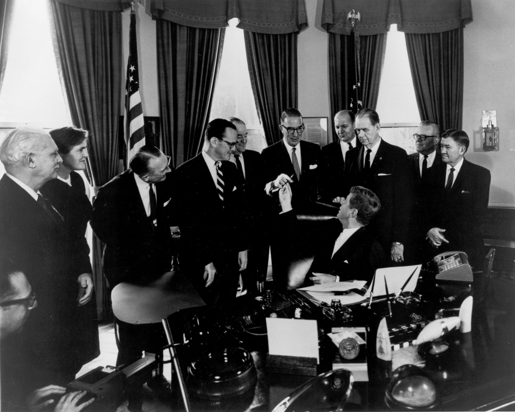 President John F. Kennedy hands Senator Estes Kefauver the pen he used to sign the 1962 Amendments to the Federal Food, Drug and Cosmetic Act. Wikimedia Commons, U.S. Food and Drug Administration.