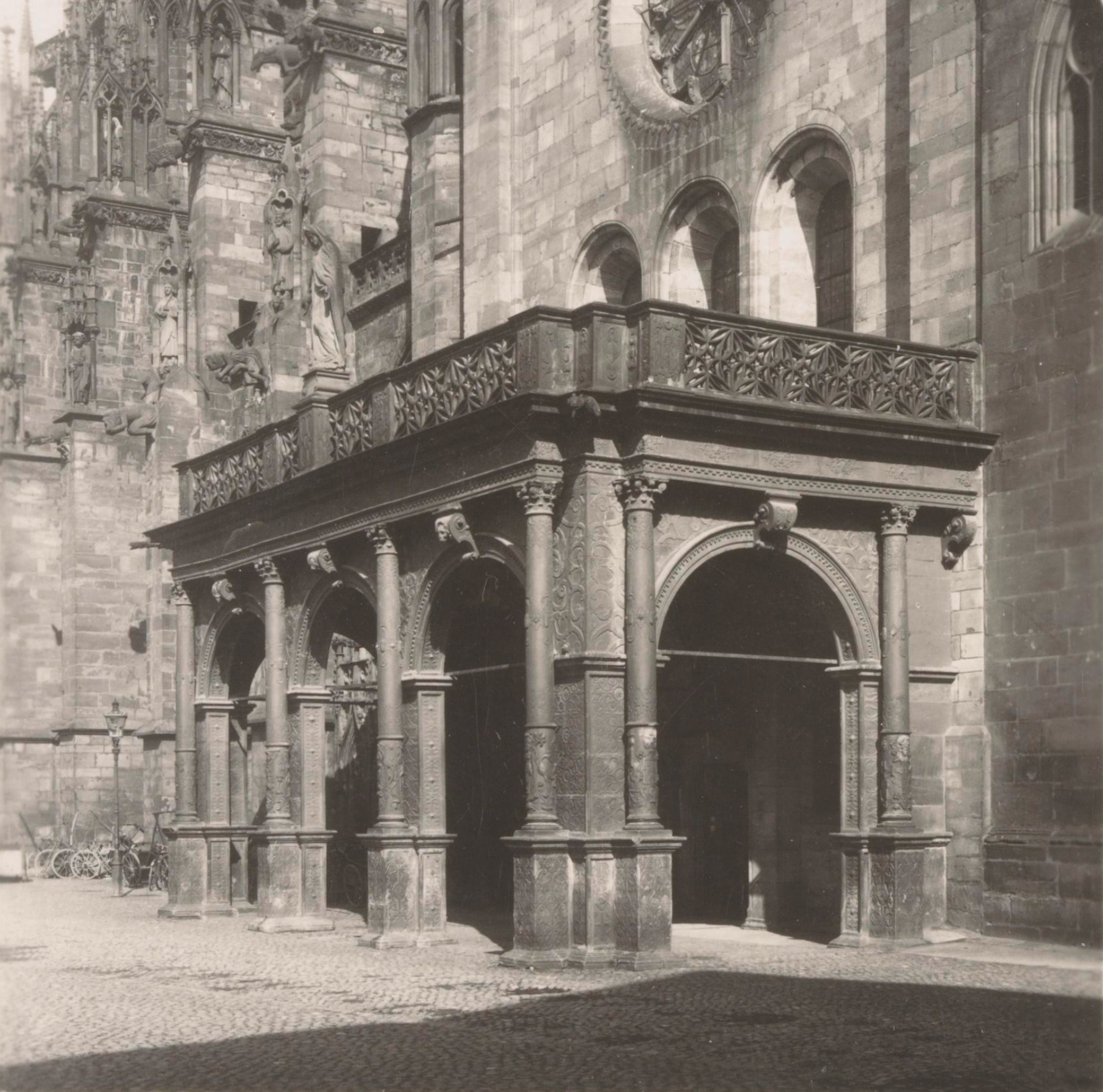 Entrance to Freiburg Minster, 1906. Photograph by Neue Photographische Gesellschaft A.G. Rijksmuseum.
