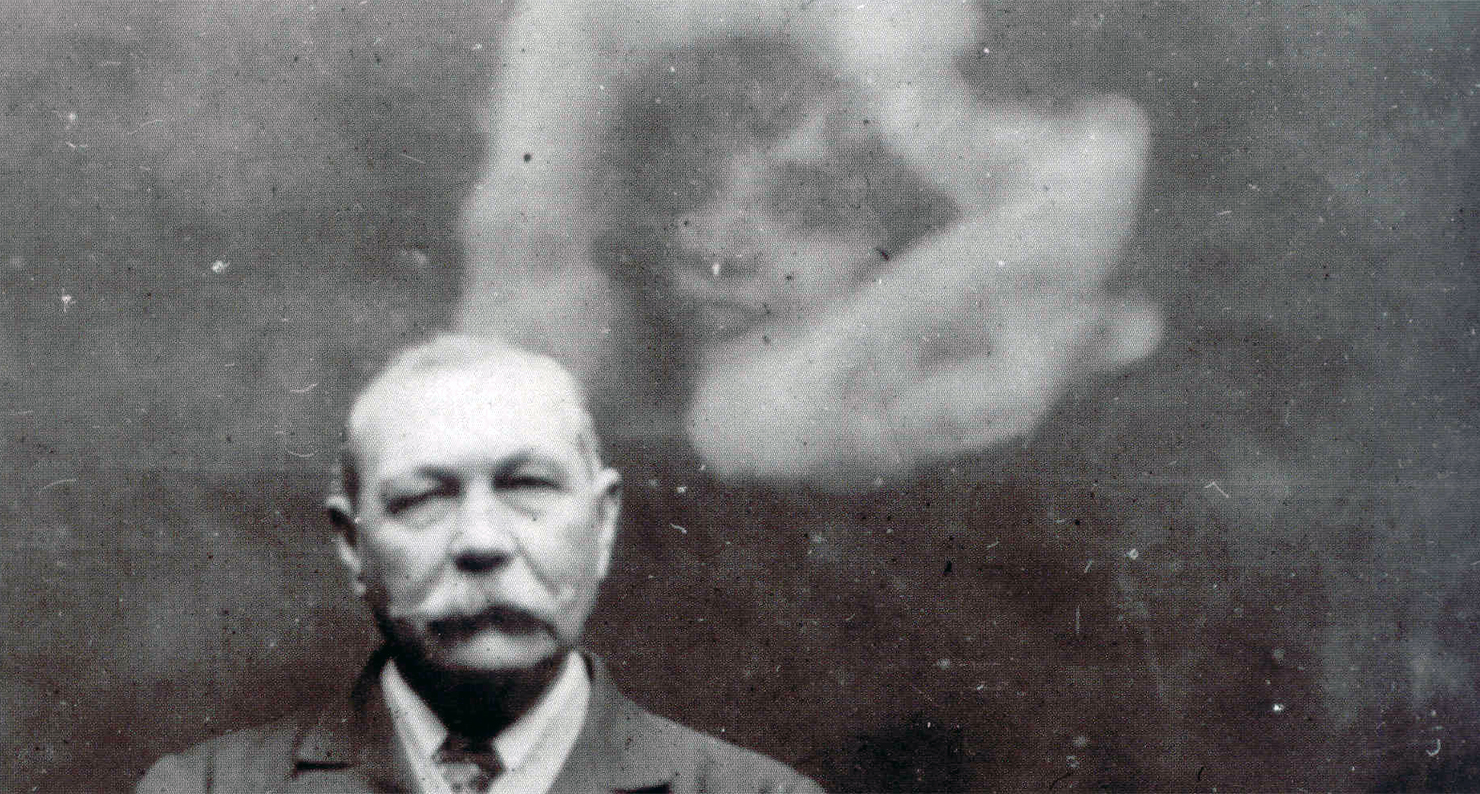 Sir Arthur Conan Doyle with psychic extra, c. 1922.