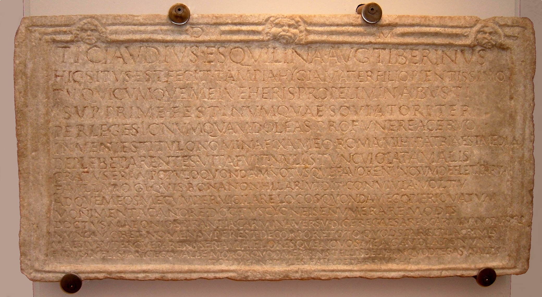 Photograph of the inscription on the tomb of Tiberius Claudius Tiberinus, Rome, by Kleuske. Wikimedia Commons (CC BY-SA 3.0).