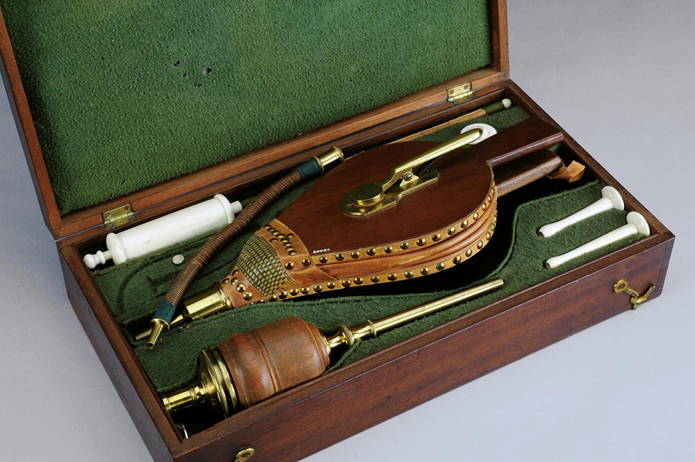Tobacco enema kit for emergencies, early nineteenth century.
