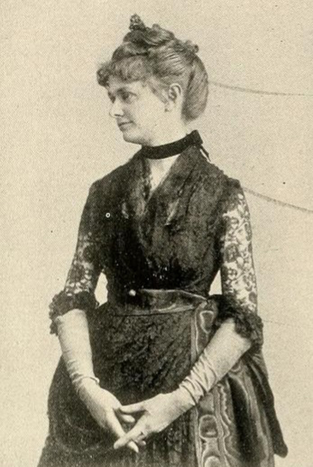 Mabel Loomis Todd, c. 1897. From “American Women: Fifteen Hundred Biographies with Over 1,400 Portraits.” Wikimedia Commons.