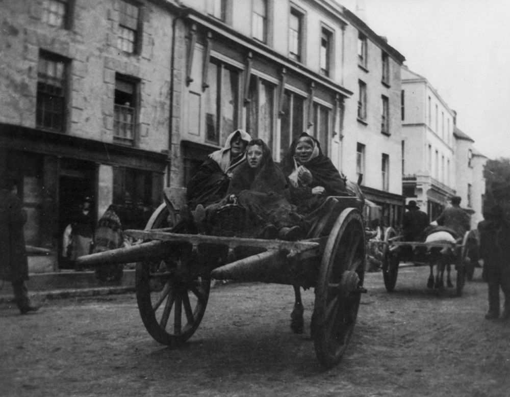 Irish women going to a funeral in Killarney, c. 1899. Photograph by Frances Benjamin Johnston.