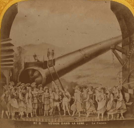 An animated gif showing the three-dimensional effect of a stereoview. The image depicts a stage and a crowd of people standing in front of a cannon.