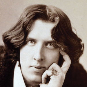 A photograph of Oscar Wilde.