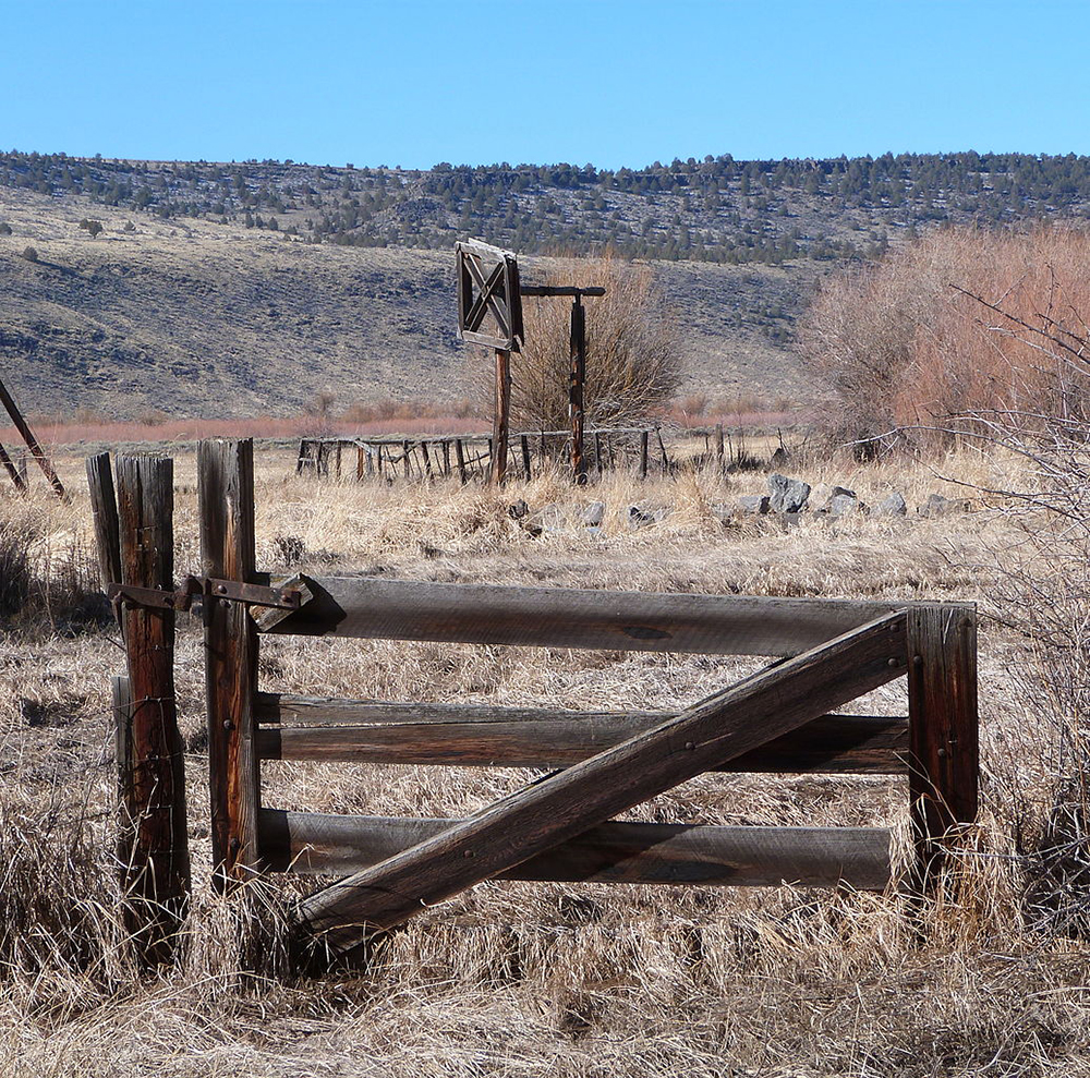 Beef wheel and gate at the historic P Ranch, near Frenchglen, Oregon, 2015. Photograph by Ian Poellet. Wikimedia Commons (CC BY-SA 4.0).