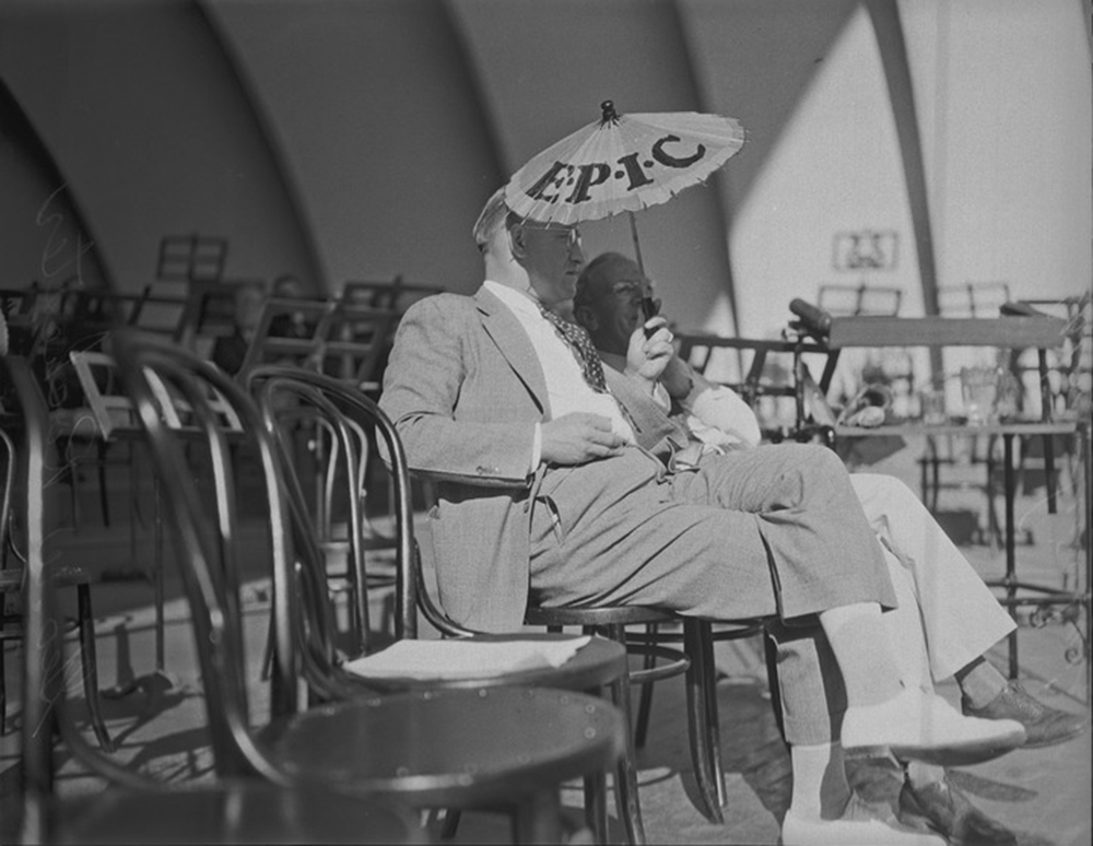 George W. Rochester and Upton Sinclair at a debate at the Hollywood Bowl, Los Angeles, 1935. UCLA, Charles E. Young Research Library, Department of Special Collections, Los Angeles Times Photographic Archive (CC BY 4.0).