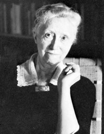 Black and white photograph of American poet Marianne Moore.
