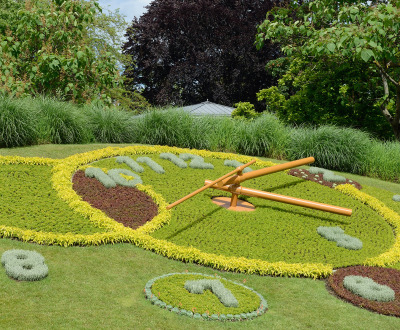 Photograph of the flower clock in the Jardin anglais, Geneva, Switzerland, 2012, by Cayambe. Wikimedia Commons (CC BY-SA 3.0).