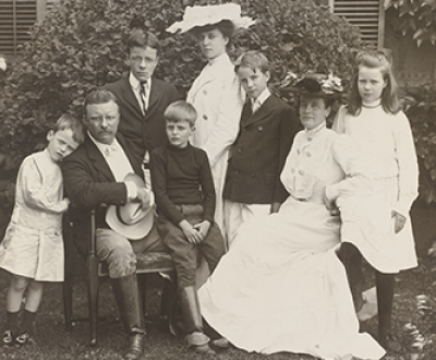 President Theodore Roosevelt and his wife Edith with their family: Quentin, Theodore Jr., Archie, Alice, Kermit, and Ethel, 1903.