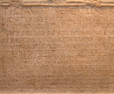 Detail of a photograph of the inscription on the tomb of Tiberius Claudius Tiberinus, Rome, by Kleuske. Wikimedia Commons (CC BY-SA 3.0).