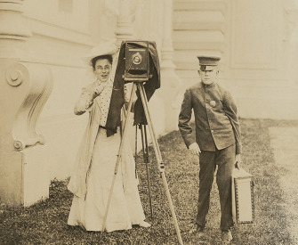 Self-Portrait, by Jessie Tarbox Beals, 1904. National Portrait Gallery, Smithsonian Institution, gift of Joanna Sturm.