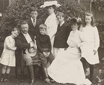 President Theodore Roosevelt and his wife Edith with their family: Quentin, Theodore Jr., Archie, Alice, Kermit, and Ethel, 1903.