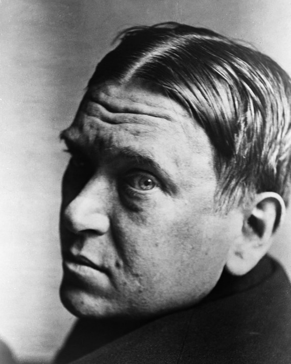 Black and white photograph of Mencken looking over his shoulder at the camera