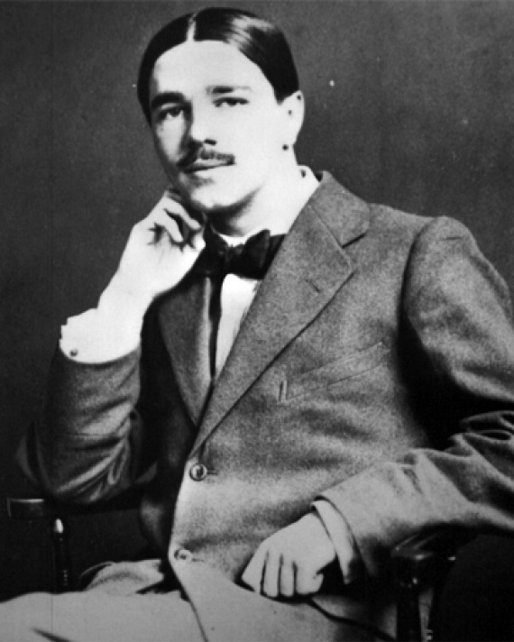 Black and white photograph of English poet Wilfred Owen.