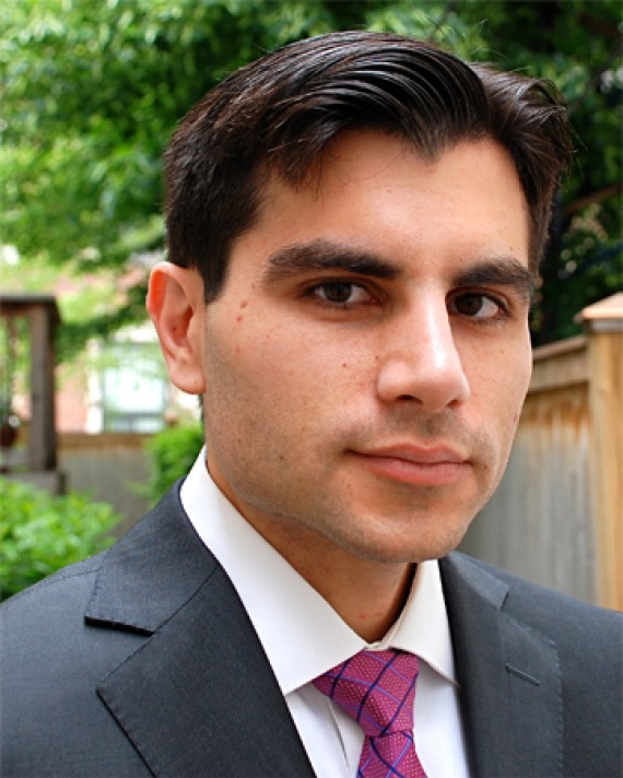Color photograph of writer and editor Noam Scheiber.