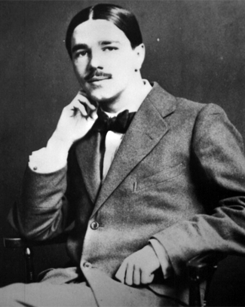 Black and white photograph of English poet Wilfred Owen.