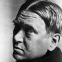 Black and white photograph of Mencken looking over his shoulder at the camera