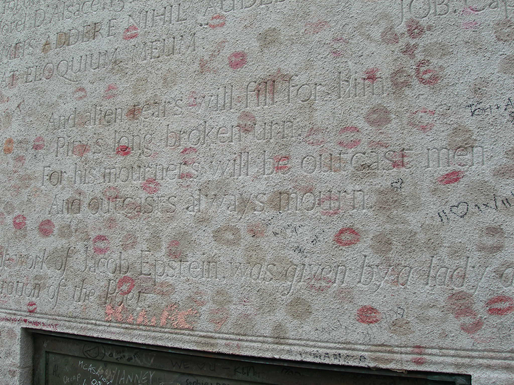 The back of Oscar Wilde’s tomb, 2009. Photograph by elizabeyth. Flickr (CC BY 2.0).